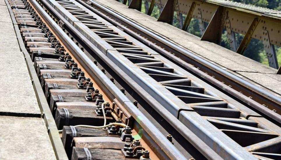 Zwischen Januar und Juli 2021 wurde die Thurbrücke Ossingen teilsaniert, jetzt müssen die zuletzt durch Stahlverbindungen mit Laschen verstärkten Schienen (hier im Bild) durch verschweisste ersetzt werden. Bild: Alexander Joho