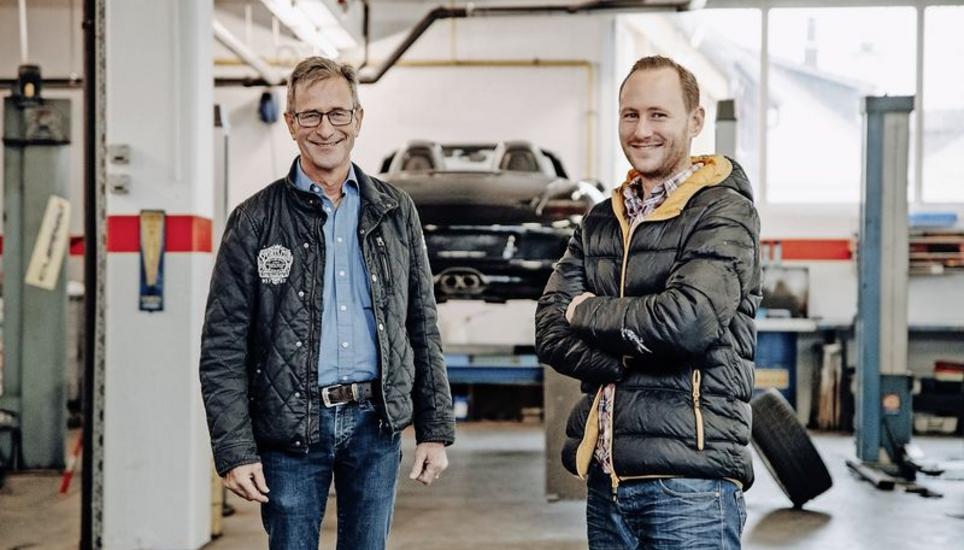 Wachablösung in der Werkstatt: Moreno Panscera (l.) übergibt das Ruder an den neuen Inhaber Yannick Graf. Bild: Roberta Fele