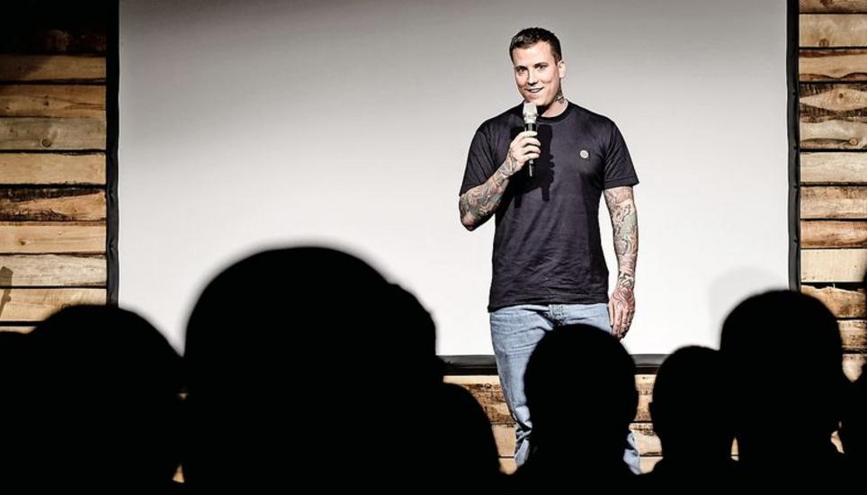 Fabio Landert wundert sich am liebsten über sich selber, und sein Publikum kichert mit ihm. Bild: Melanie Duchene