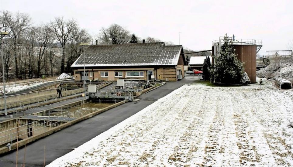Im Zuge der Erweiterung der Abwasserreinigungsanlage in Diessenhofen soll auf der Wiese das neue Klärbecken ausgehoben werden. Bild: Dieter Ritter