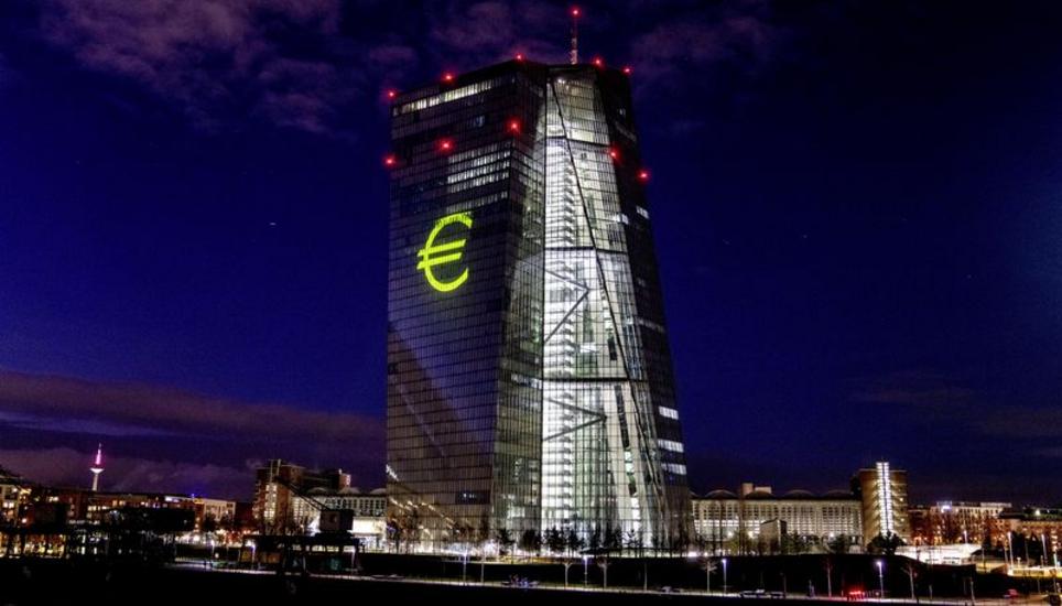 Die Europäische Zentralbank in Frankfurt feierte das 20-Jahr-Jubiläum des Euros mit einer Lichtinstallation. BILD KEY