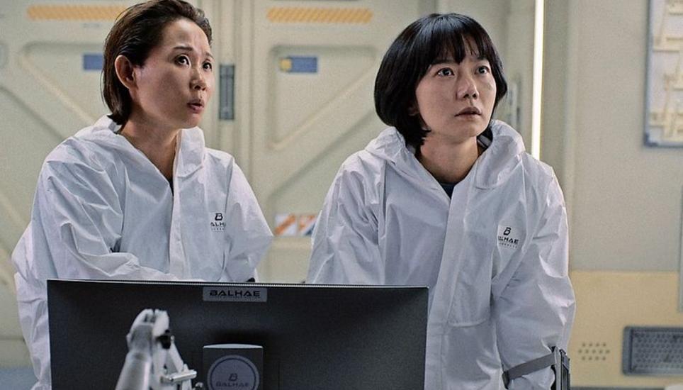 Die Heldin der Serie: Astrobiologin Song (rechts). Bild: Han Sejun / Netflix