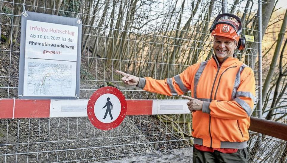 Gebhard Tanner, Förster der SBB, auf dem Wanderweg am Rhein. Bild: Melanie Duchene