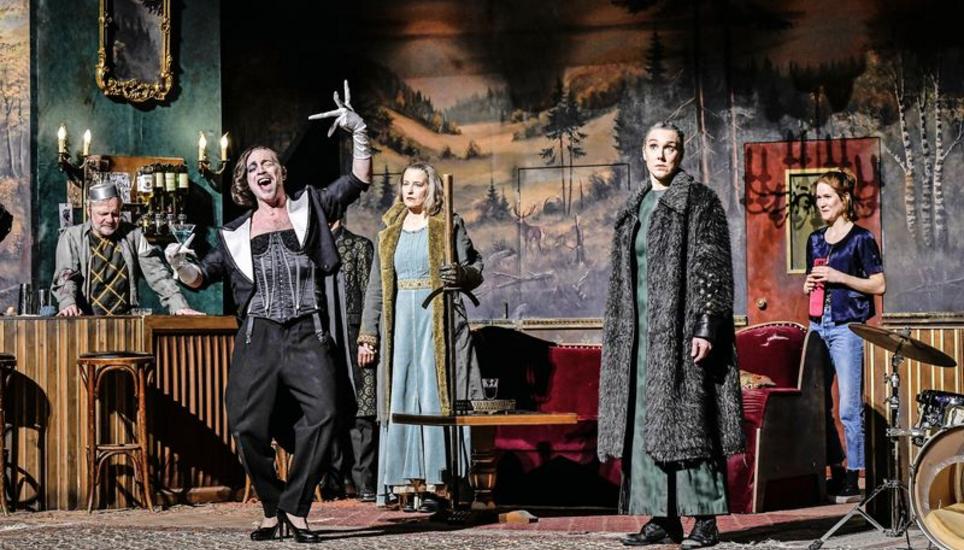 Treffen in der Vorhölle (von links): Page Otto (Erik Rossbander), Totengöttin Hel (Tobias Dürr), Hagen (Michael Meyer, verdeckt), Kriemhild (Sonja Hilberger), Brunhild (Svea Meiken Auerbach) und das namenlose Fräulein (Sofie Alice Miller). Bild: Melanie Duchene
