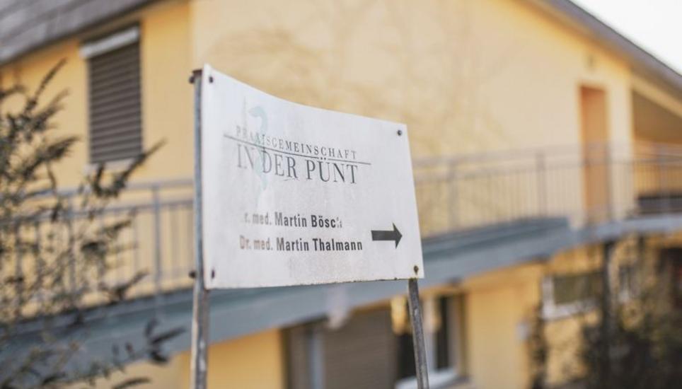 Die einzige Arztpraxis im 5000-Seelen-Dorf bietet nicht viel Platz. Bild: Melanie Duchene
