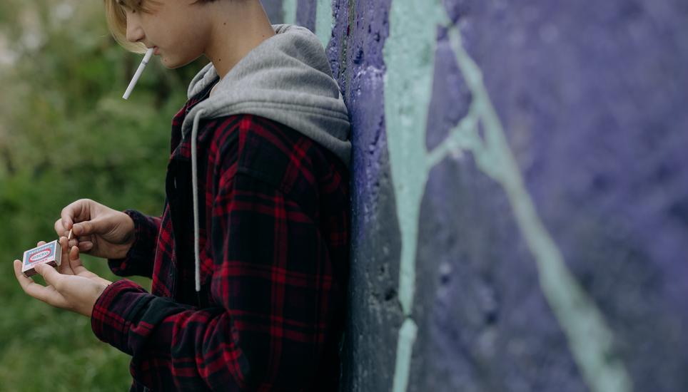 Die Initianten sind sich sicher, dass Jugendliche wegen Tabakwerbung mehr rauchen. Bild: Pexels