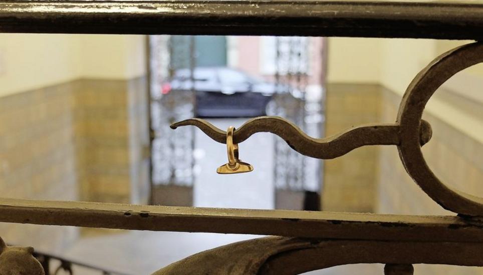Vier Wochen lang hing der Ring von Eric Bührer beim Stadtarchiv auf diesem Geländer und blieb unbemerkt. Bild: Eric Bührer