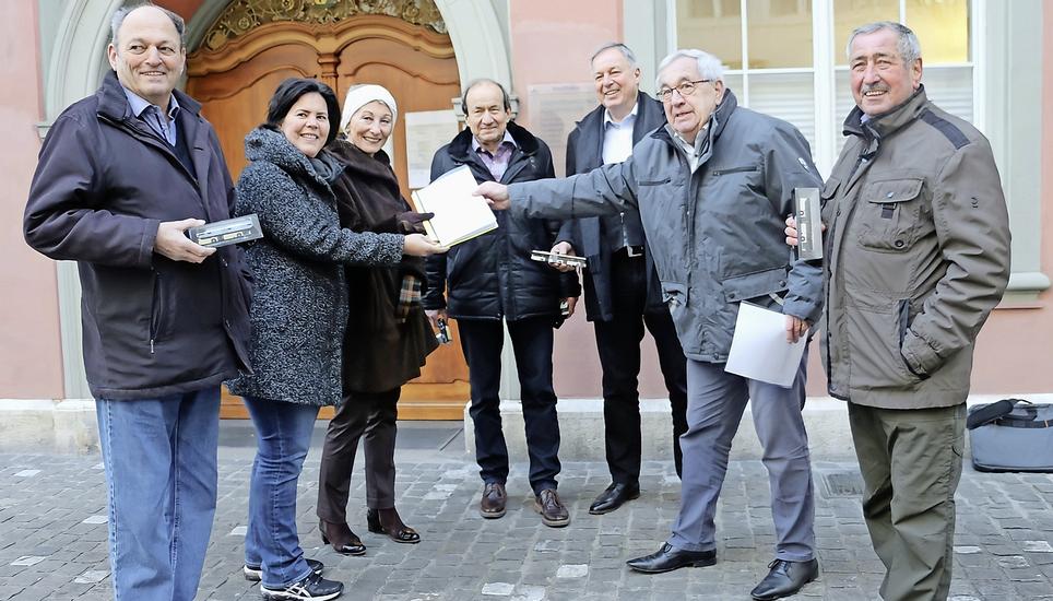 Christian Bächtold, Urs Hunziker, Martin Gugolz, Thomas Hauser und Walter Vogelsanger (v.l.) übergeben ihre Volksmotion an Sandra Ehrat und Nathalie Zumstein. Bild: lwe