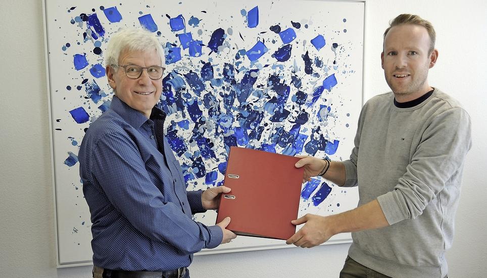 Kurt Schüpbach (links) übergibt sein BBFA-Dossier an Oliver Braun. Bild: zVg
