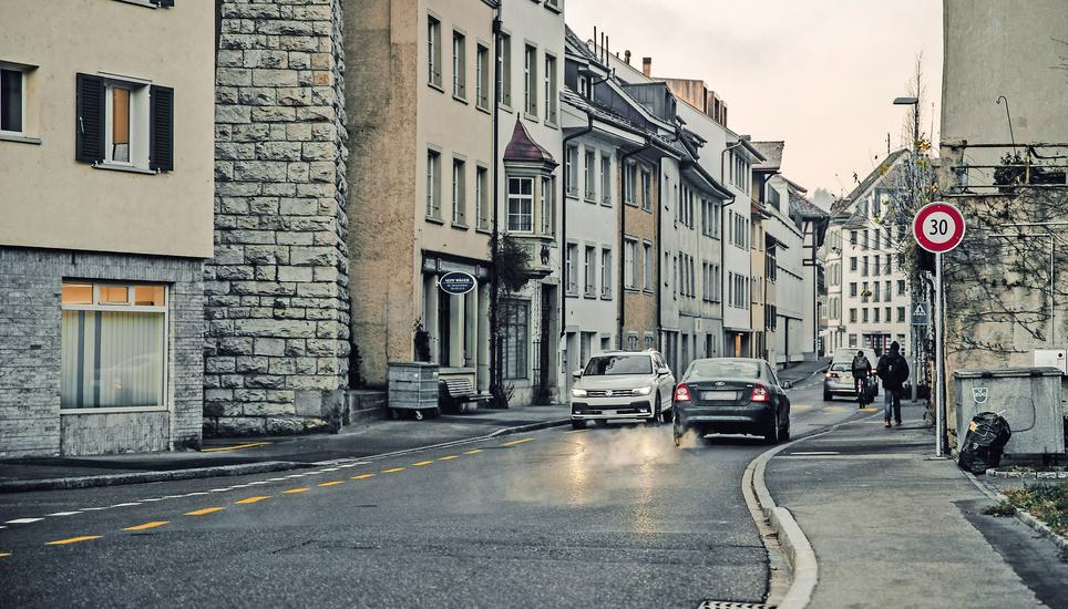 Als ein Lärmhotspot gilt die wichtige Einfahrt zur Kernstadt, die Fischerhäuserstrasse. Doch welche Lärmverminderung die Einführung von Tempo 30 hier in den eineinhalb Jahren seit der Einführung gebracht hat, ist nicht genau bekannt. Bild: Roberta Fele