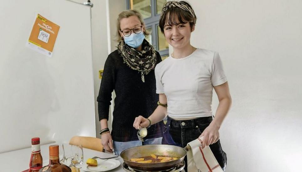 Die angehende Restaurationsfachfrau Tiana Ward (r.) übt mit der Fachlehrerin am BBZ, Sandrina Fuchs, das aufwendige Flambieren von Äpfeln. Bilder: Michael Kessler