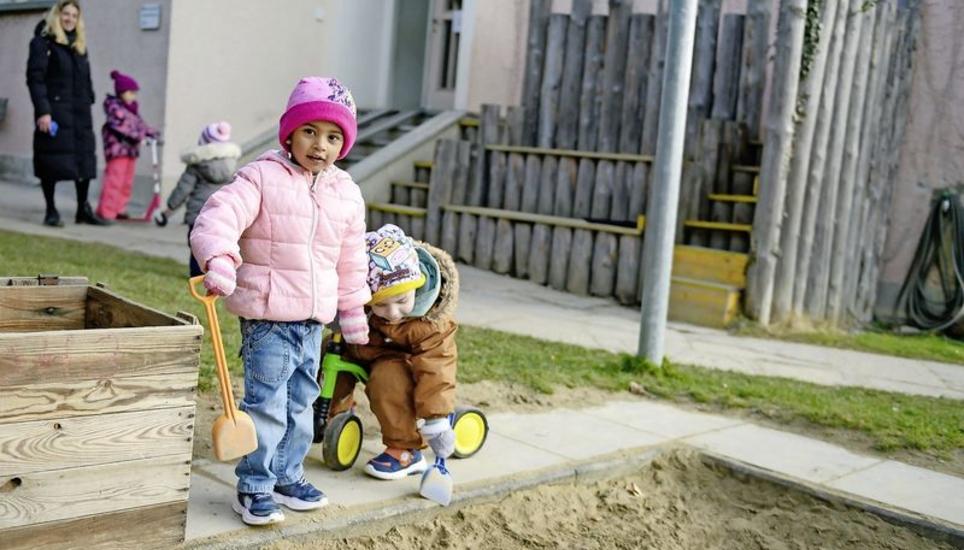 «Sändele», singen, herumtollen: Während ihre Eltern Sprachkurse besuchen, werden die Kinder betreut. BILD SELWYN HOFFMANN