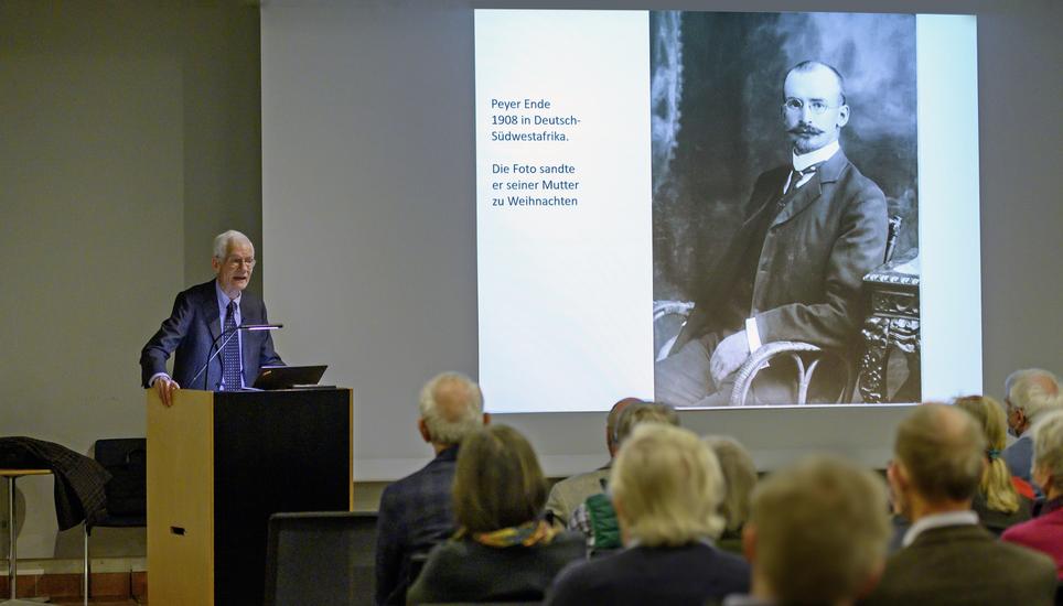 Der Historiker Hans Berger wusste das Publikum mit seinen Ausführungen über Hermann Peyer in den Bann zu ziehen. Bild: Selwyn Hoffmann