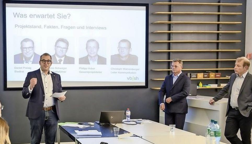 Stadtrat Daniel Preisig (l.) und die Verkehrsbetriebe Schaffhausen haben derzeit alle Hände voll zu tun. Im Bild ein Informationsanlass im November. Bild: Michael Kessler