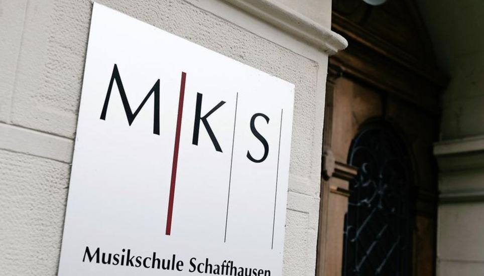 In der Musikschule MKS Schaffhausen an der Rosengasse wird derzeit mit Maske geprobt. Für die meisten keine neue Situation; der Unterricht sei trotzdem anders als sonst. Der Betrieb kann dank flexiblen Lösungen aufrechterhalten werden. Bild: Roberta Fele