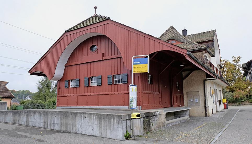Wird ertüchtigt: Der Güterschuppen beim Bahnhof Dachsen. Bild: Alexander Joho