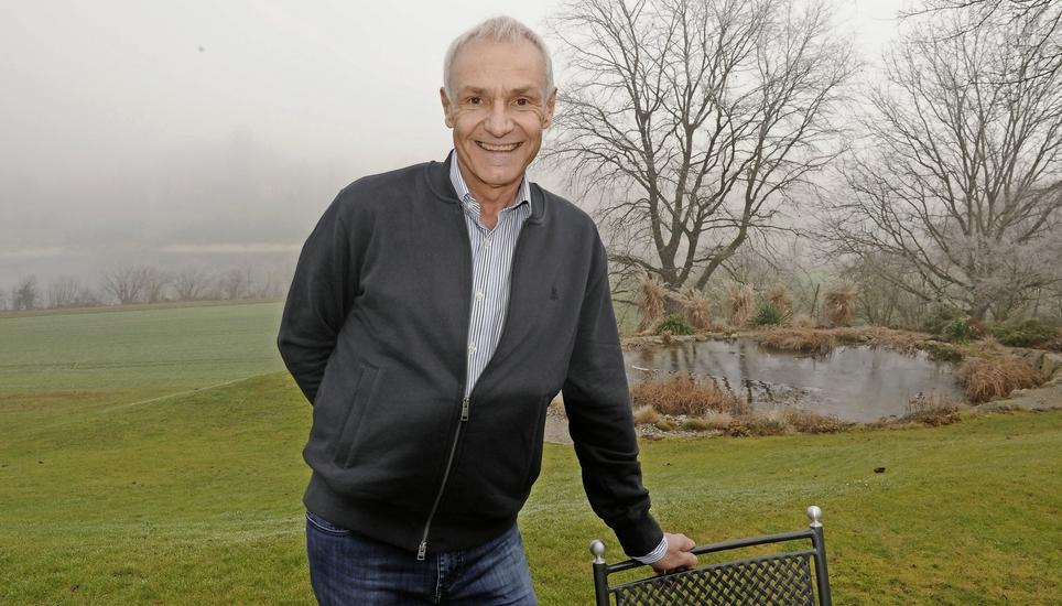 Michael Stäuble hat einen entspannenden Ausblick auf den Rhein, wenn er in den Garten geht. Bild: Daniel F. Koch