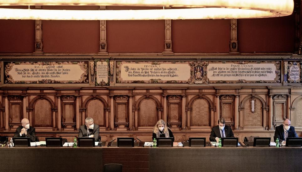 Die vier Regierungsratsmitglieder und der Staatsschreiber: Martin Kessler (v.l.), Walter Vogelsanger, Cornelia Stamm Hurter, Patrick Strasser und Stefan Bilger. Bild: Roberta Fele