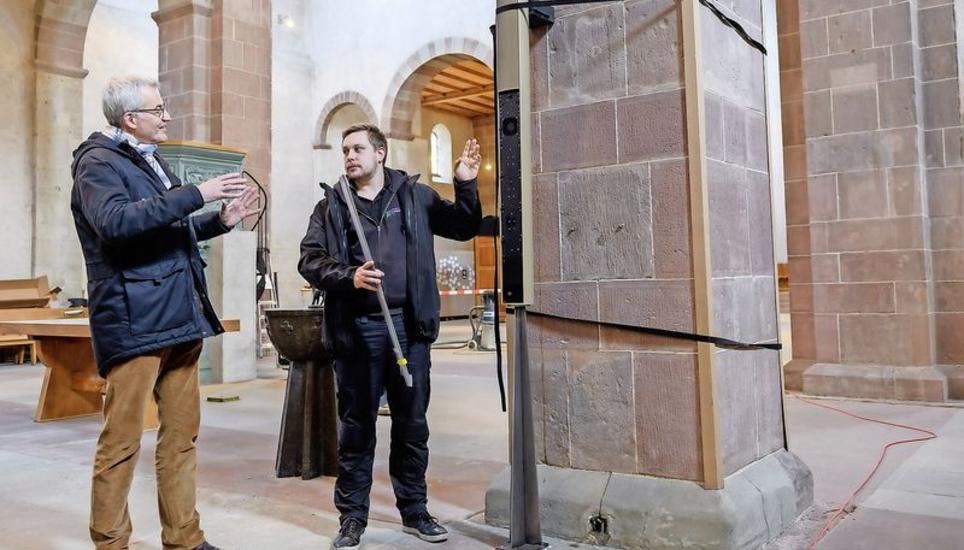 Pfarrer Matthias Eichrodt (l.) mit Techniker Lucas Kötter vor einem der neuen Lautsprecher im Münster. Bild: Michael Kessler