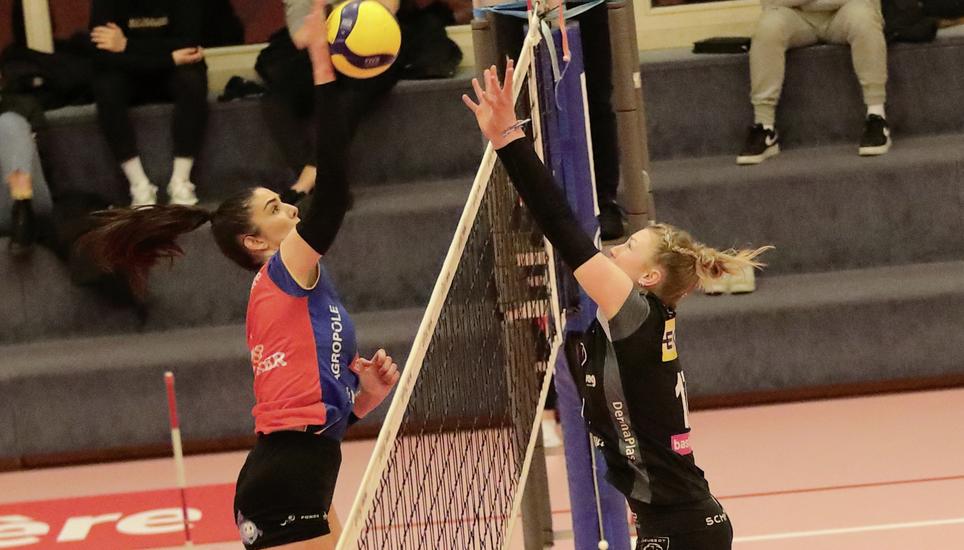Ein Duell am Netz zwischen der Topscorerin von Cheseaux, Madeline Haynes (li.) und Kanti-Passeuse Victoria Deisl. Bild. Werner Schläpfer