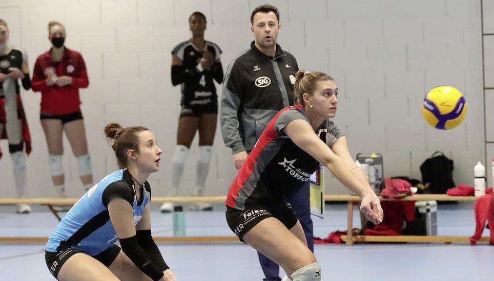Kanti-Trainer Nicki Neubauer beobachtet Korina Perkovac bei einer Service-Abnahme, links Rebekka Merkofer. Bild: Werner Schläpfer