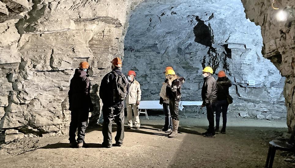 Die Besucher im letzten noch begehbaren Gipswerkstollen der Region. Bild: Indrani Das Schmid
