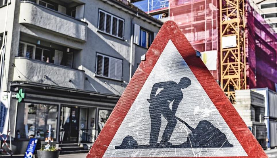 Die Volksapotheke im Dorf zügelt ins Nachbarhaus, das derzeit gebaut wird. Bild: Melanie Duchene