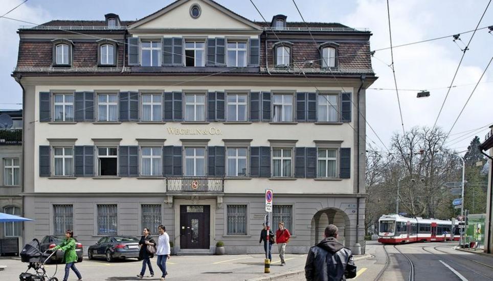 In diesem Haus beim St. Galler Marktplatz war die Bank Wegelin beheimatet, bis sie während des Steuerstreits mit den USA zerschlagen und an die Raiffeisen-Gruppe verkauft wurde. Das Bild stammt von 2010. Mittlerweile wurde das Wegelin-Signet entfernt. Bild: Key