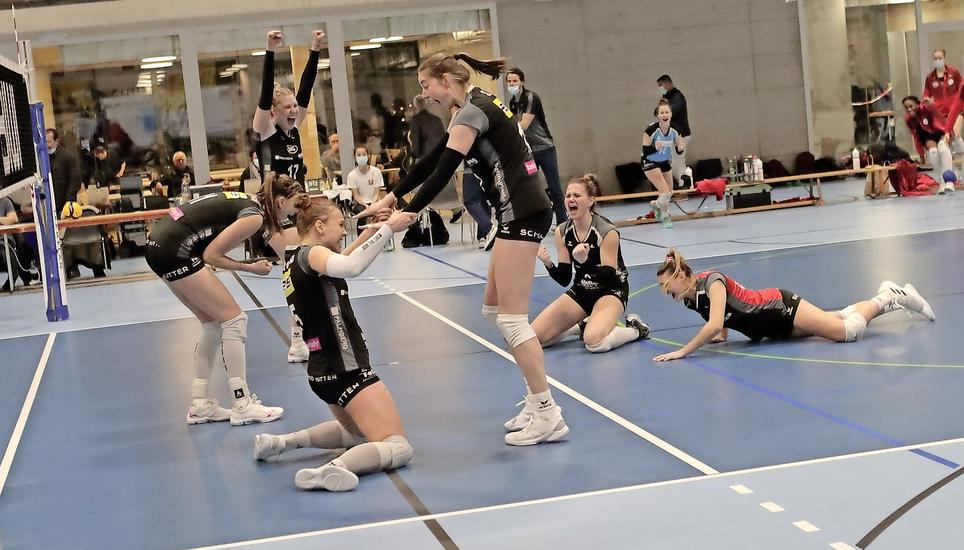 Der befreiende Jubel bei den Kanti-Spielerinnen nach dem letzten Ball in Saignelégier zum 3:0-Sieg. Bild: Werner Schläpfer
