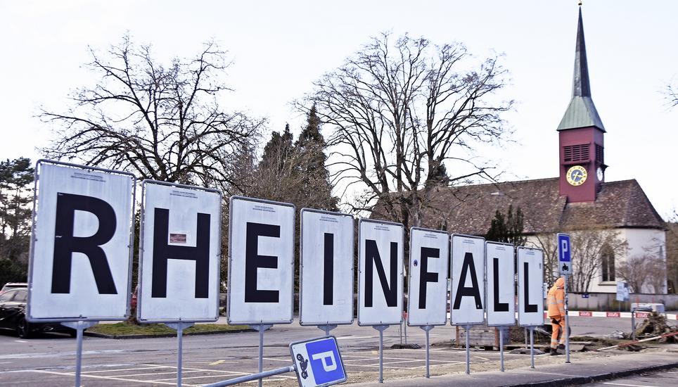 Die Tiefbauarbeiten sind gestartet: Die Gratis-Parkplätze rund um das Schloss Laufen verschwinden. Bild: Alexander Joho