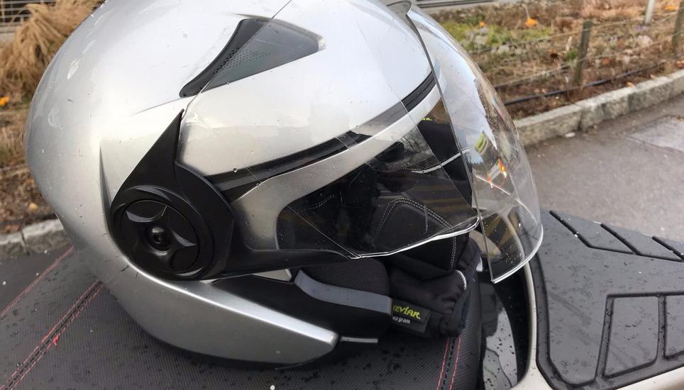 Die Töff-Fahrerin hat sich beim Unfall leicht verletzt. Bild: SHPol