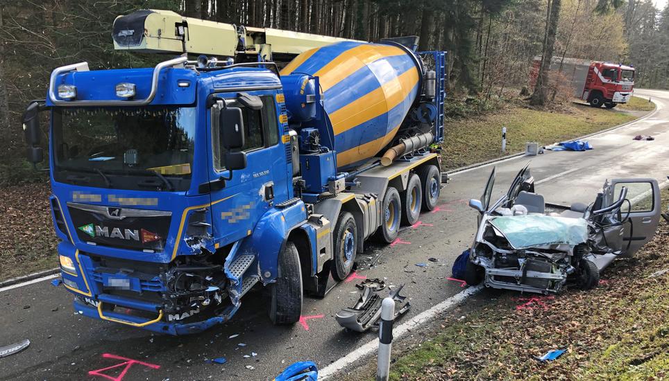 Die Autofahrerin musste durch die Feuerwehr aus dem Auto befreit werden. Bild: Kapo TG