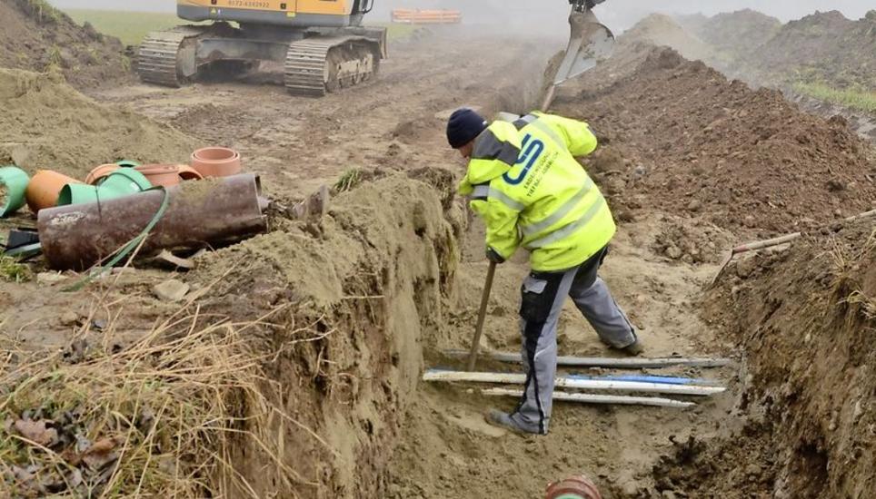 Mitarbeiter einer Spezialfirma verlegen neue Rohre für Schmutzwasser am Strandweg Gailingen. Bild: Thomas Martens