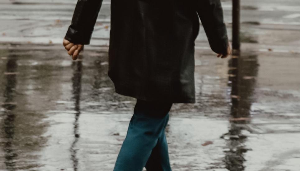 Der Mann trug eine schwarze Lederjacke und Jeans. Symbolbild: Pexels