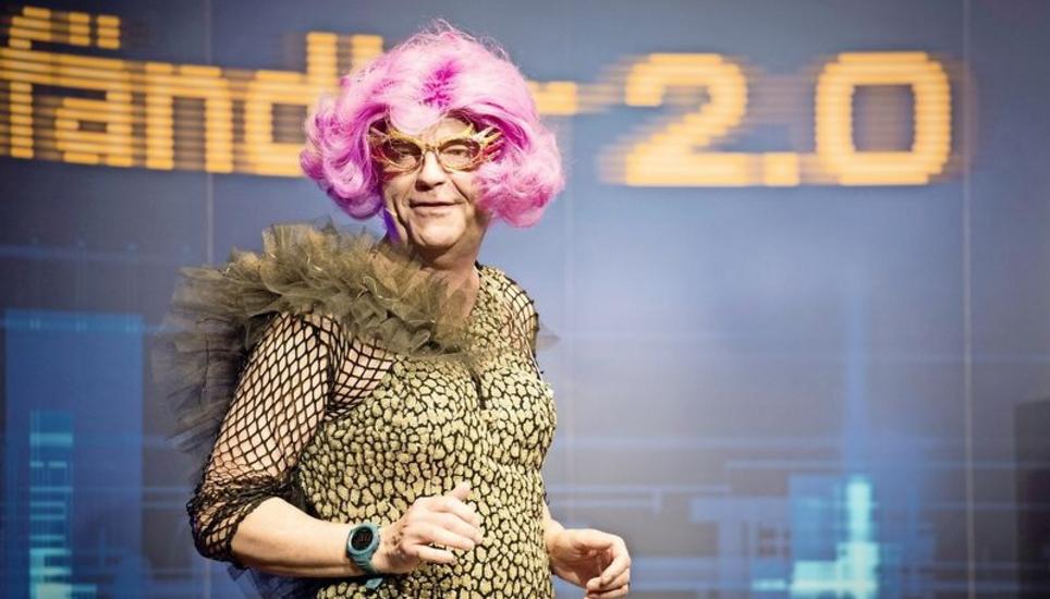 «Lady Lilly» alias Comedian Peter Pfändler flirtete mit dem Neuhauser Publikum um die Wette. Bild: Jeannette Vogel