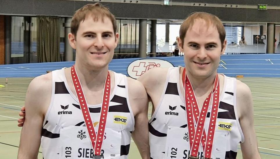 Simon (l.) und Roman Sieber freuen sich über ihre Medaillen an den Schweizer Meisterschaften in der Halle. Bild: zVg