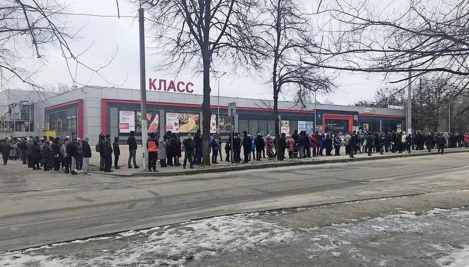 Kilometerlang stehen ukrainische Flüchtende Schlange vor einem Supermarkt an der ukrainisch-rumänischen Grenze, der von 9 bis 12 Uhr am Mittag geöffnet hat. Bild: GFZG