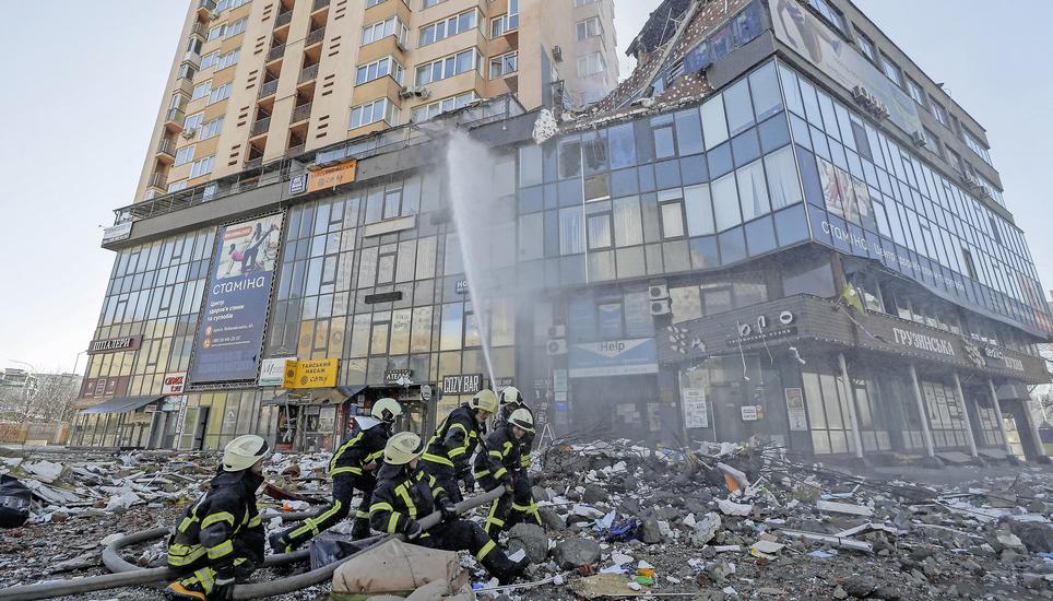 Feuerwehrleute löschen in Kiew ein Hochhaus, das von russischer Artillerie getroffen wurde. Bild: Key