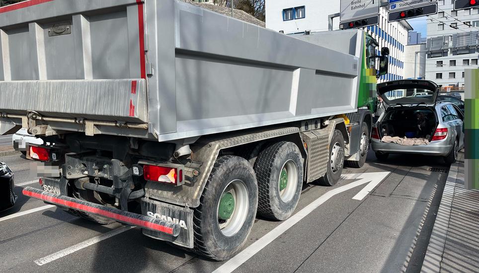 Während der Unfallaufnahme kam es kurzzeitig zu Verkehrsbehinderungen. Bilder: SHPol