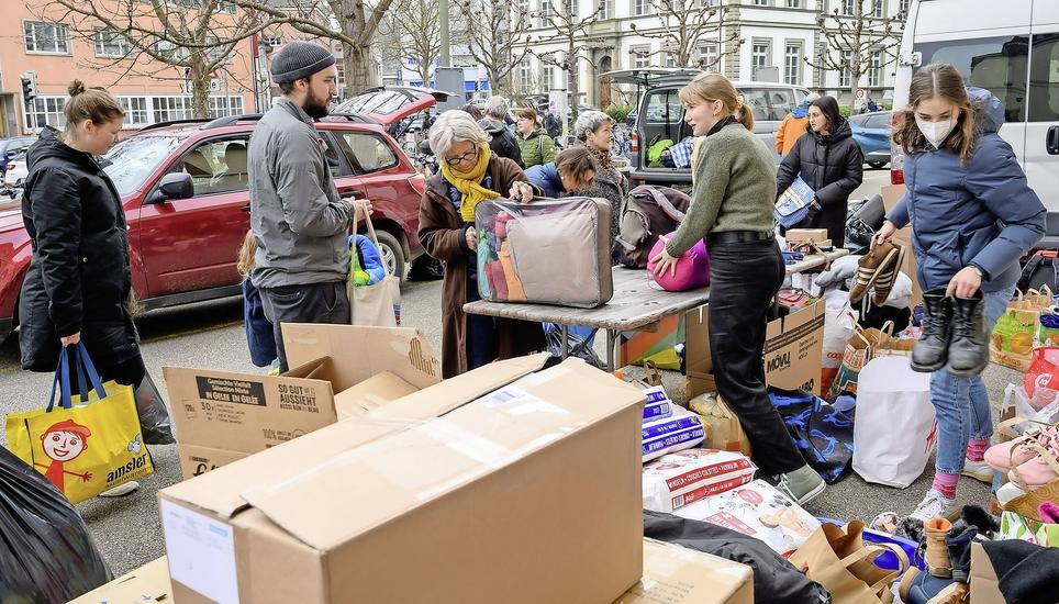 Vor der alten Milchzentrale an der Bachstrasse in Schaffhausen wurde die Sammelstelle der Spenden für die Ukraine heute geradezu überrannt. Bild: Michael Kessler