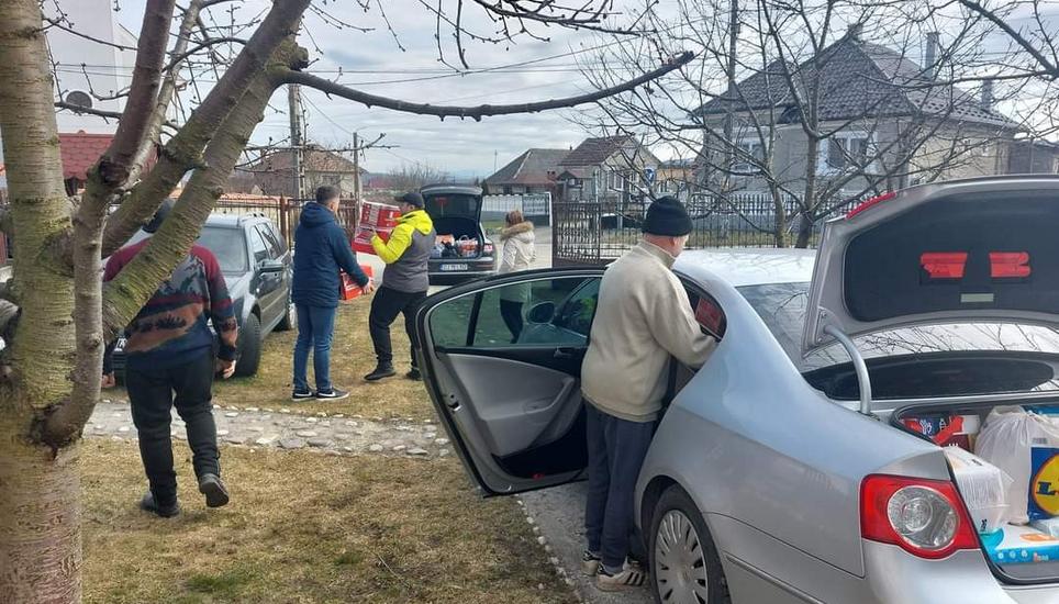 Hilfsgüter werden an die Bedürftigen ausgeliefert. Bild: zvg