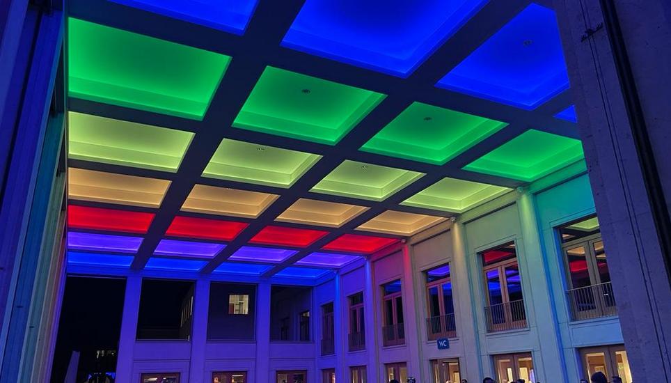 Ab 20 Uhr werden am 3. März Veranstaltungshäuser, Eventlocations, Theater und Bühnen, Unternehmenssitze der Dienstleistenden und weitere ausgewählte Orte für zwei Stunden in den Regenbogenfarben des Friedens leuchten. Bild: zvg