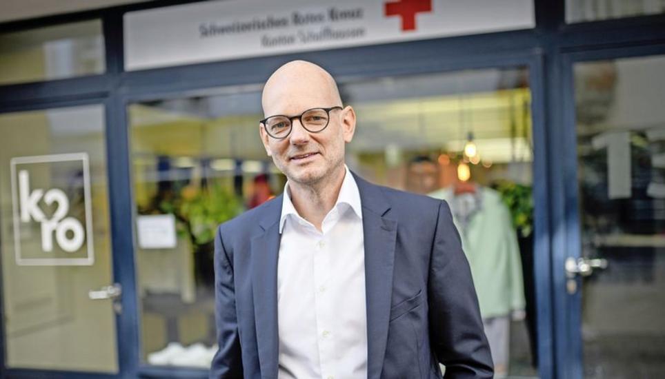 Peter Strohm, Präsident des Roten Kreuzes Schaffhausen, vor dem Koro-Secondhand-Laden an der Oberstadt 13 in Schaffhausen. Bild: Melanie Duchene