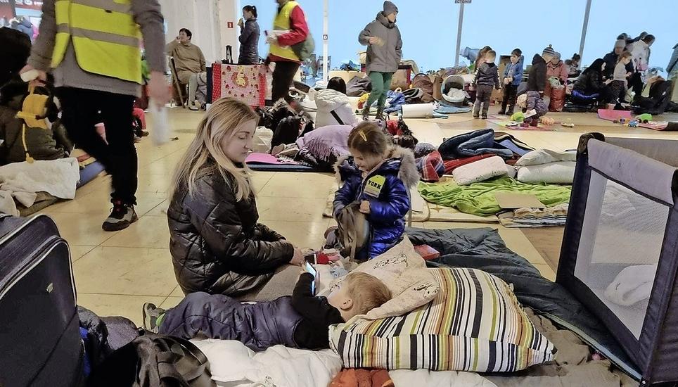 Eine ukrainische Mutter mit ihren zwei Kindern im Einkaufszentrum in Przemyśl. Bild: zVg