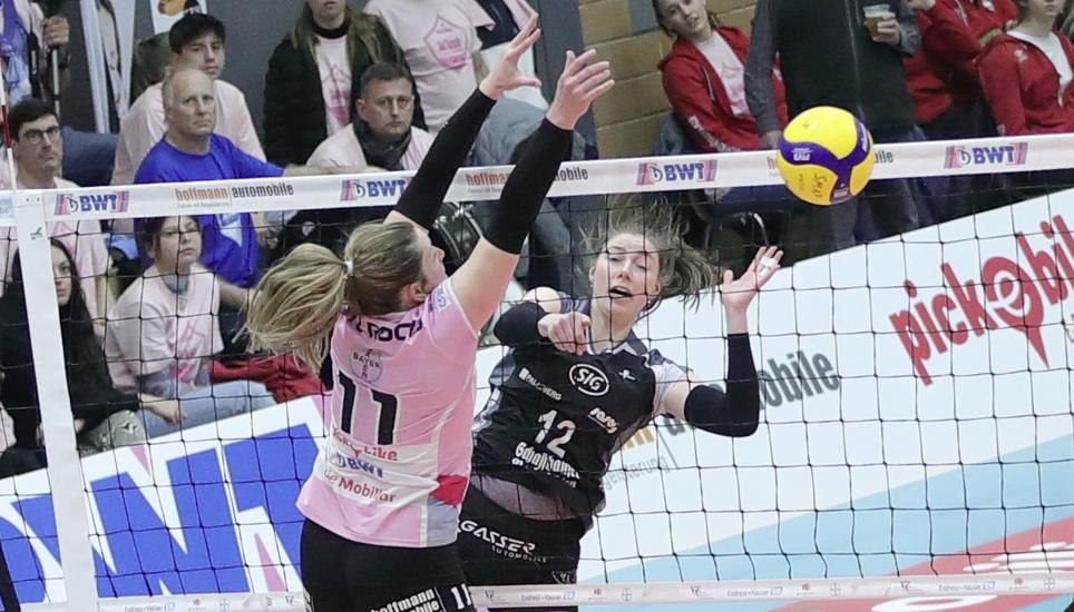 Sarah van Rooij (Aesch, l.) im Netzduell mit Wiebke Silge (Kanti). Bild: Werner Schläpfer