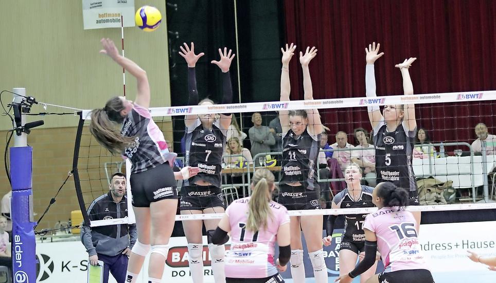 Gespannt beobachtet Kantitrainer Nicki Neubauer (l.), ob es seinem Dreierblock gelingt, die Aesch-Topskorerin Madison Duello diesmal zu bremsen. Bild: Werner Schläpfer