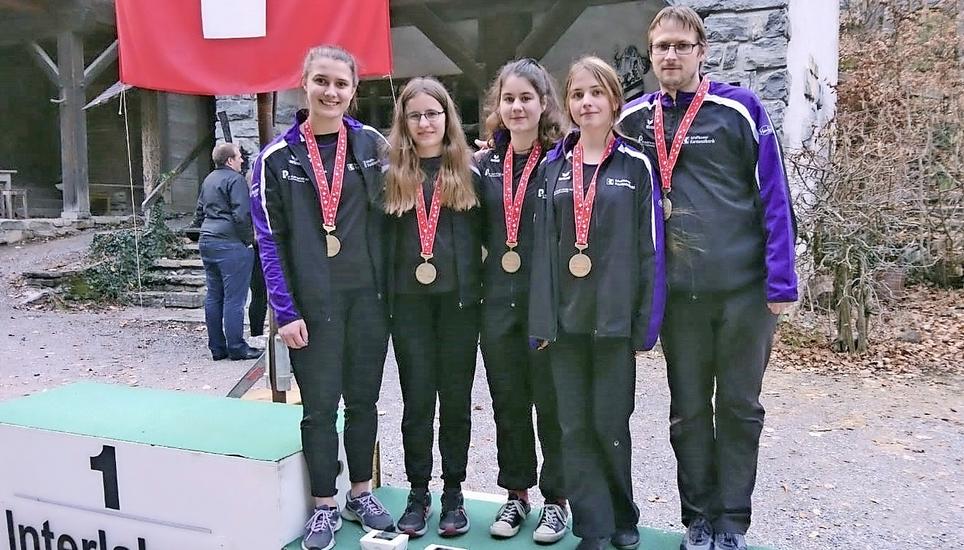 Stolze Juniorinnen auf dem dritten Rang (von links): Anja von Arx (Skip), Jara Lengweiler, Ladina Blätter, Lorena Mathez (aus Wetzikon) und Coach Michael Försterling. Bild: zVg