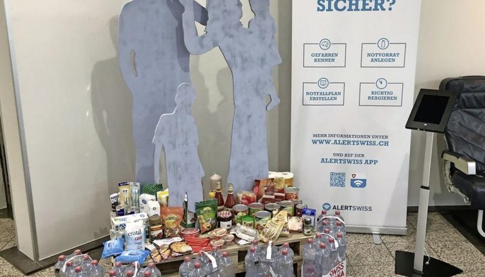 Der Bevölkerungsschutz empfiehlt, einen Notvorrat für eine Woche anzulegen. Besonders wichtig: Neun Liter Wasser pro Person. Bild: zvg
