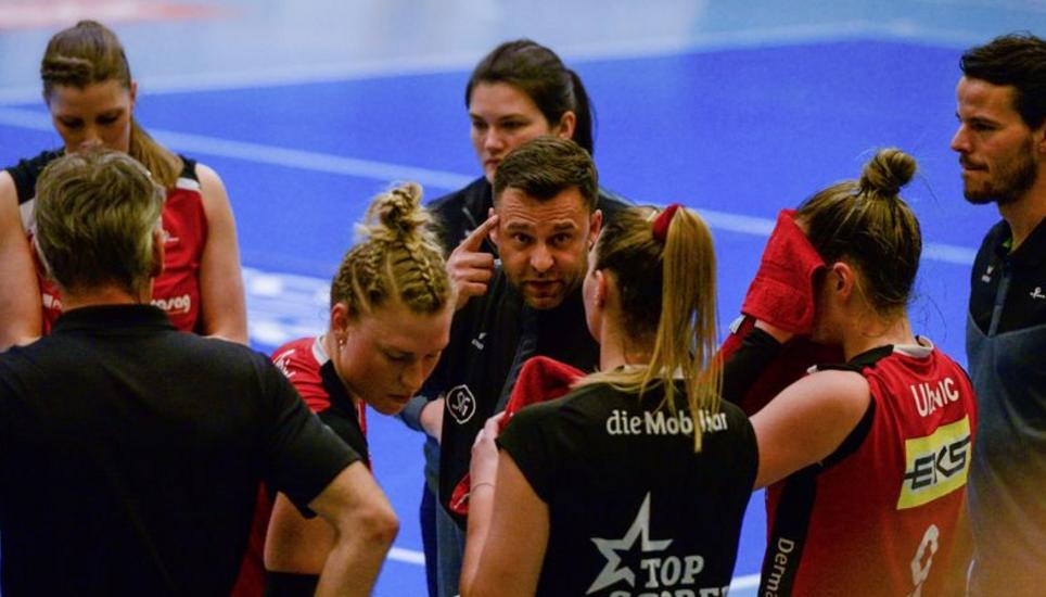 «Mit Köpfchen müsst ihr spielen», sagt Kantitrainer Nicki Neubauer. Bild: rsta