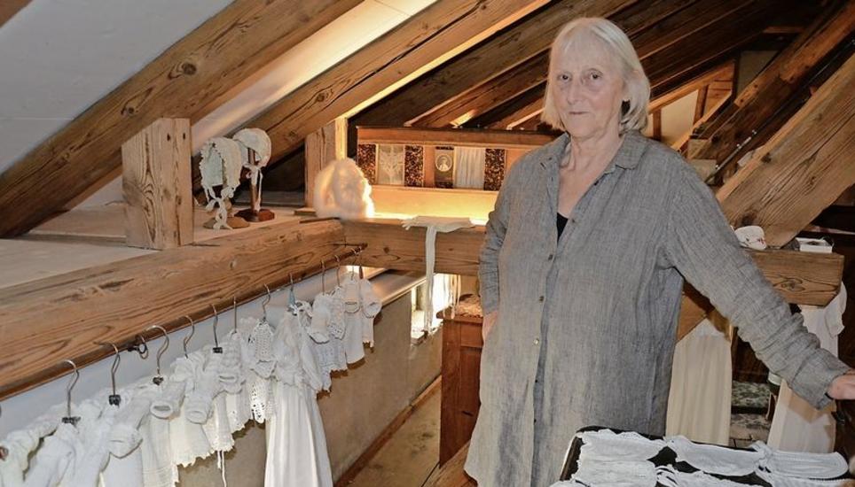 Monika Stahel freut sich, ihren Gästen im Estrich vom «Haus zur Gewesenen Zeit» neu auch Babybekleidung präsentieren zu können. Bild: tma
